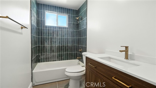 Detail Gallery Image 9 of 21 For 3659 110th, Inglewood,  CA 90303 - 5 Beds | 3 Baths