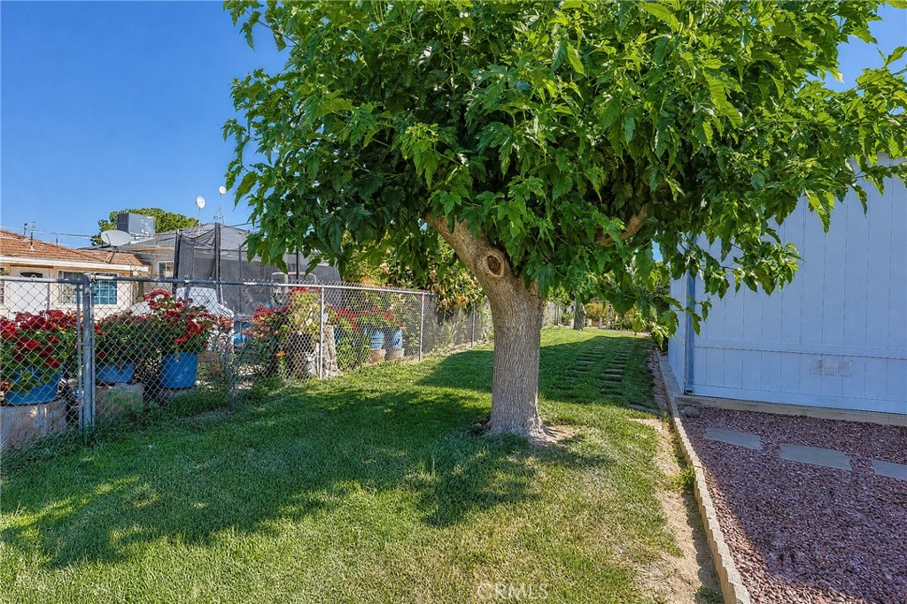https://media.crmls.org/medias/b6568897-ec25-44bd-9acb-599742ed06bb.jpg?preset=X-Large