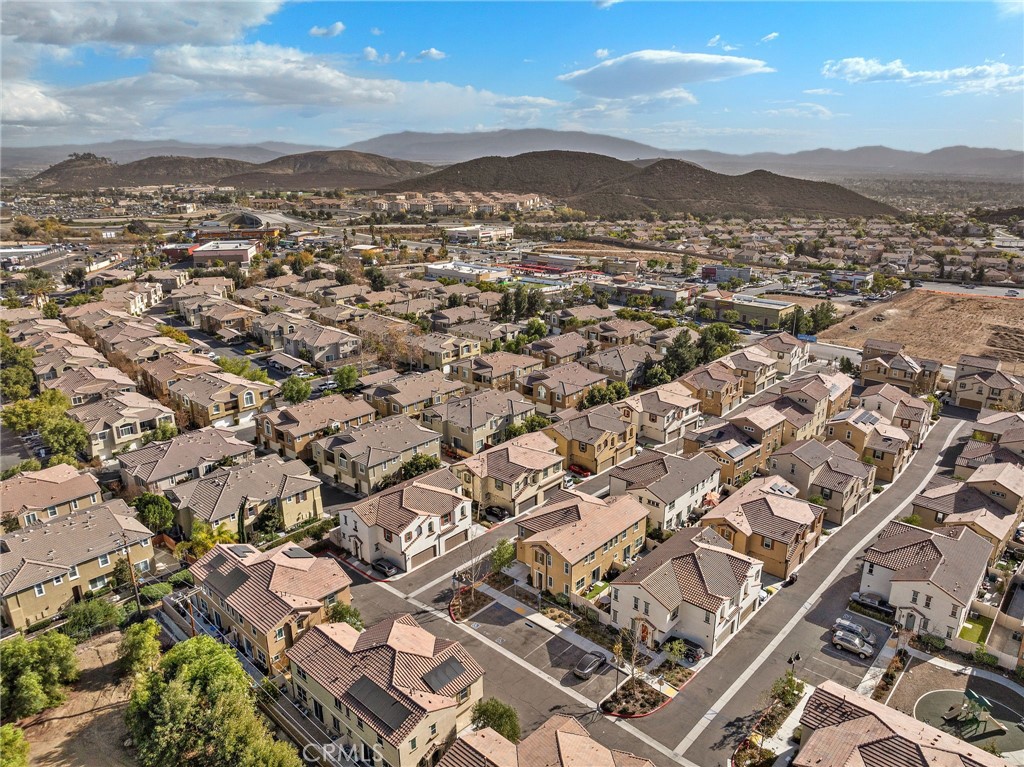 https://media.crmls.org/medias/b659cf75-c730-46e5-bb74-0e9c44c56ea1.jpg?preset=X-Large