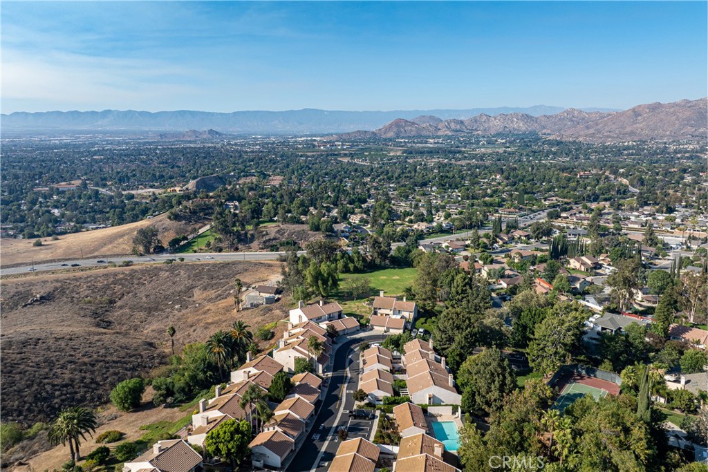 https://media.crmls.org/medias/b659d8c4-0bbb-4c33-92f9-11659a5476f1.jpg?preset=X-Large
