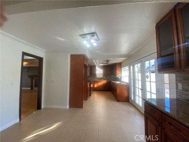 Detail Gallery Image 12 of 31 For 19608 Runnymede St, Reseda,  CA 91335 - 4 Beds | 3/1 Baths