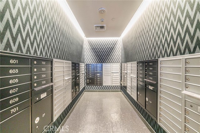 1050 S Grand Avenue, Los Angeles CA: https://media.crmls.org/medias/b65f707c-e4f9-4aaf-89bf-0e05e6f90eb0.jpg