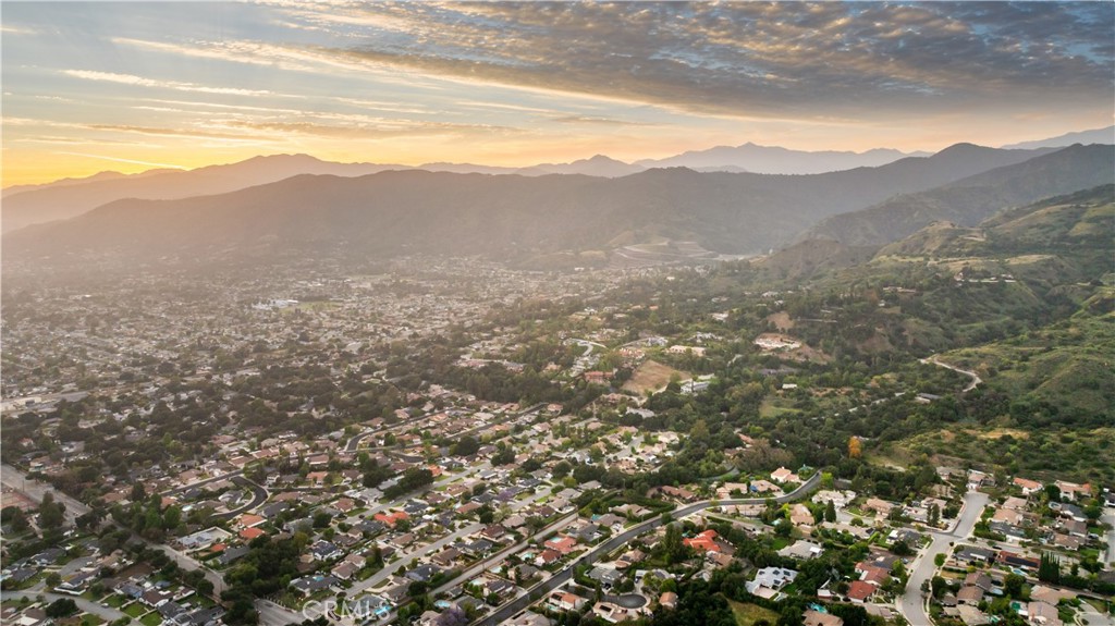 https://media.crmls.org/medias/b661d226-4343-41d1-975e-ef00b9a09a4f.jpg?preset=X-Large