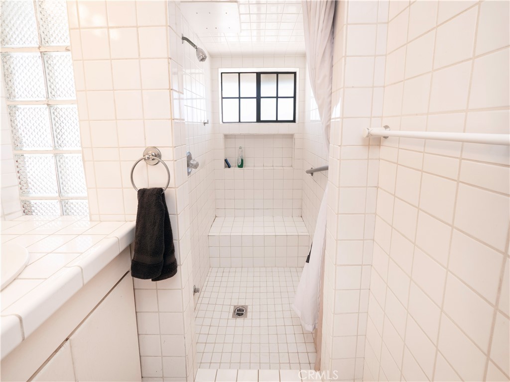 https://media.crmls.org/medias/b6655cdd-0cd9-4df8-92c4-8b45530c727f.jpg?preset=X-Large