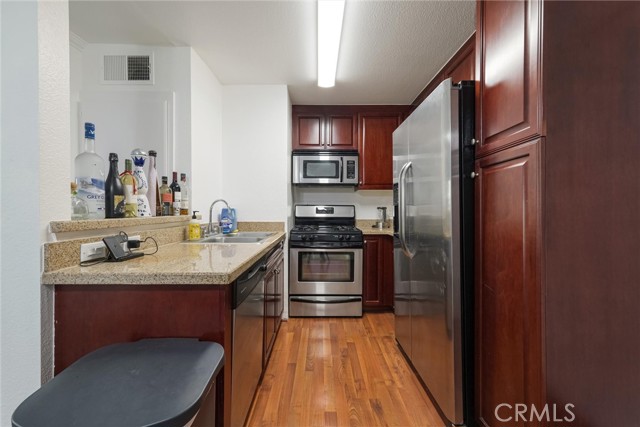 Detail Gallery Image 5 of 31 For 21450 Burbank Bld #203,  Woodland Hills,  CA 91367 - 1 Beds | 1 Baths
