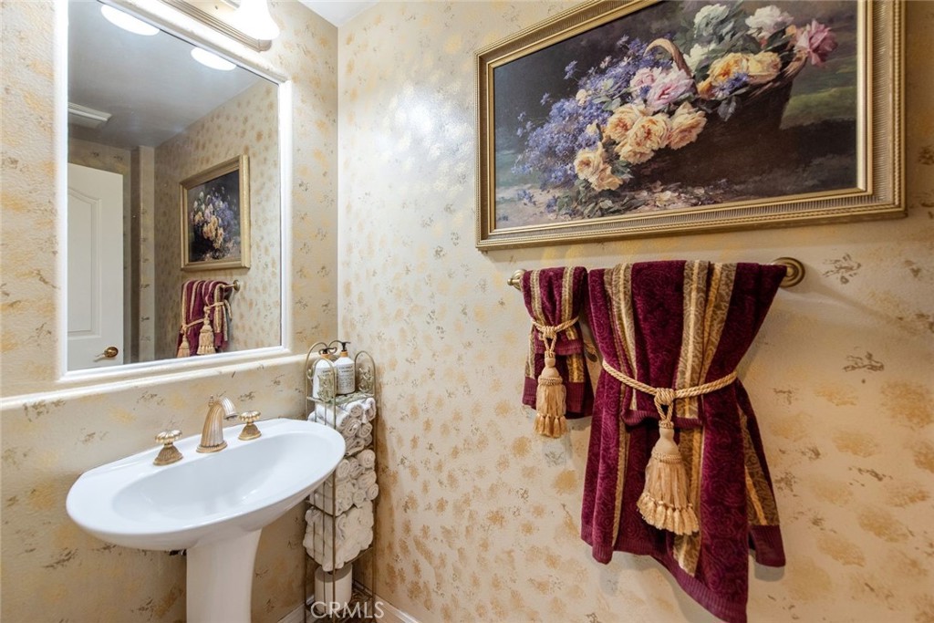 https://media.crmls.org/medias/b668ff4a-8640-42f5-bee3-55df458e1826.jpg?preset=X-Large