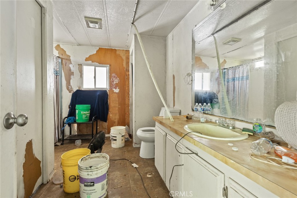 https://media.crmls.org/medias/b66fb520-9958-435c-a91c-78e11428c234.jpg?preset=X-Large