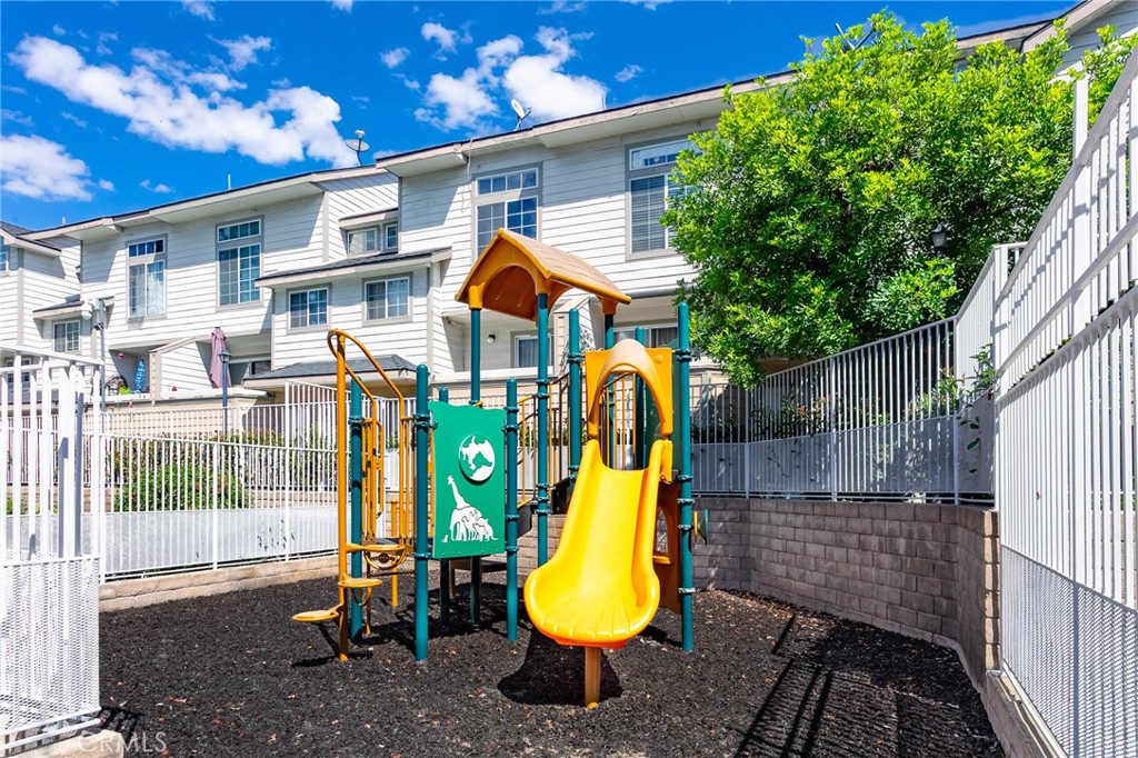 https://media.crmls.org/medias/b672ea28-a058-40eb-ab22-844080e0bea3.jpg?preset=X-Large