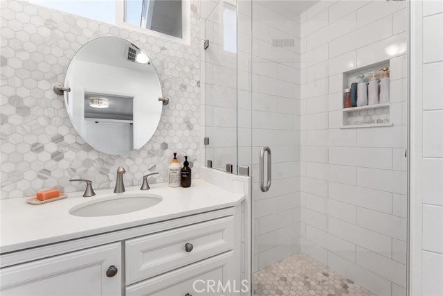 23642 Oxnard Street, Woodland Hills CA: https://media.crmls.org/medias/b674846c-e153-4544-ba18-43db68c020bc.jpg