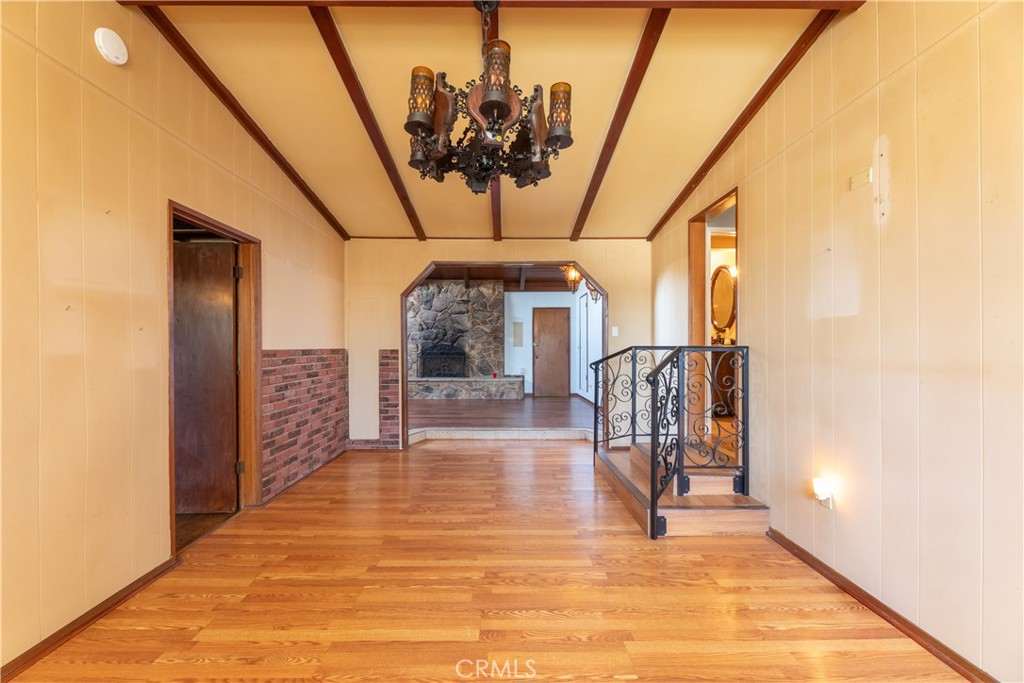 https://media.crmls.org/medias/b67572e3-34c0-4bb8-8d66-e4842d35866e.jpg?preset=X-Large