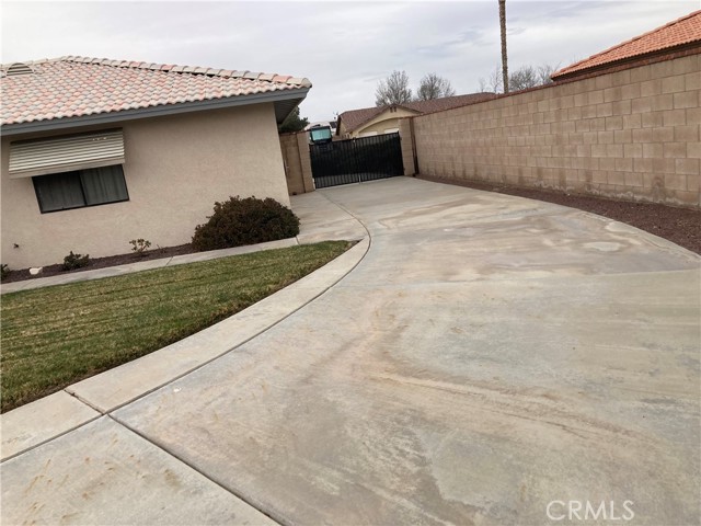 Detail Gallery Image 5 of 32 For 12563 Sarsi Ct, Apple Valley,  CA 92308 - 4 Beds | 3 Baths