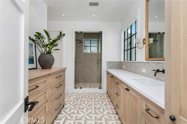 2209 Bayside Drive, Corona del Mar CA: https://media.crmls.org/medias/b677d16b-534e-4021-b658-caaca72f138c.jpg