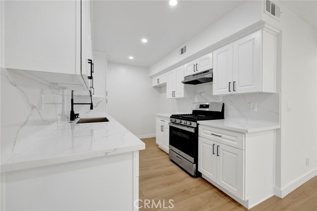 Detail Gallery Image 10 of 30 For 17303 Chatsworth St #4,  Granada Hills,  CA 91344 - 2 Beds | 1/1 Baths