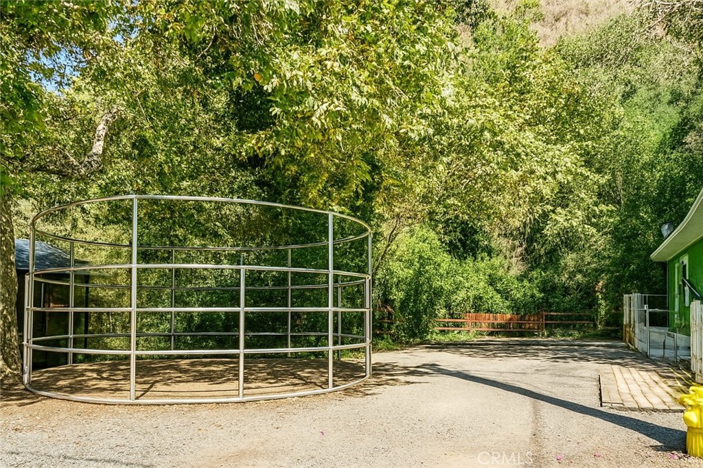 https://media.crmls.org/medias/b6804798-b3de-4dd2-b08d-4779426c39a1.jpg?preset=X-Large