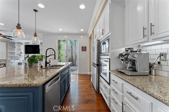Detail Gallery Image 22 of 63 For 15520 Megan Dr, Canyon Country,  CA 91387 - 5 Beds | 4 Baths