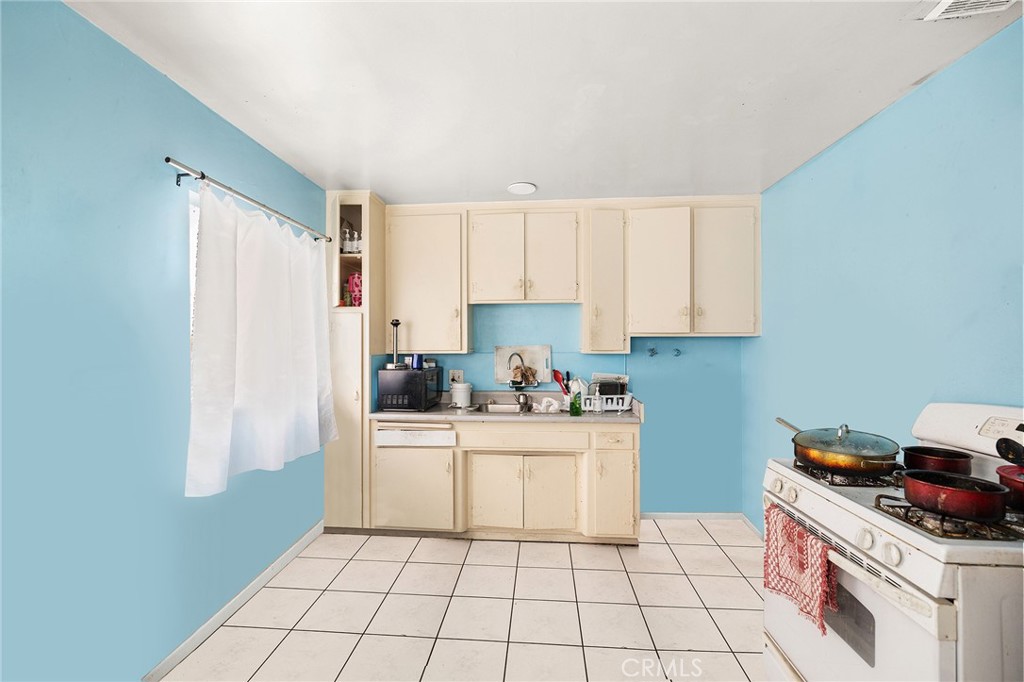 4077 Winona Avenue - photo 12