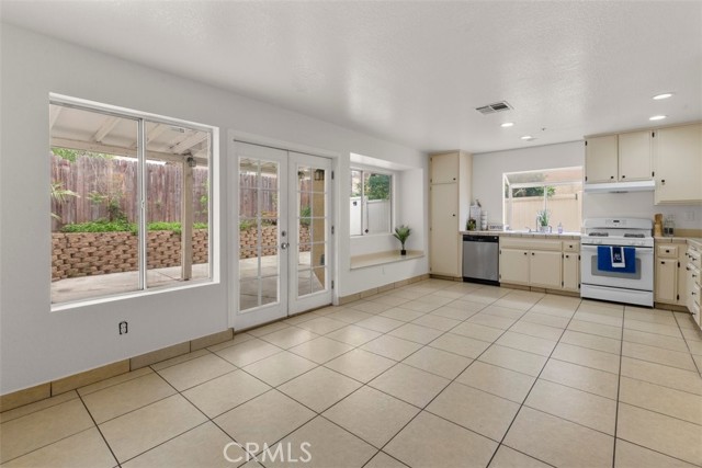 Detail Gallery Image 9 of 38 For 15767 San Roque Rd, Fontana,  CA 92337 - 4 Beds | 2/1 Baths