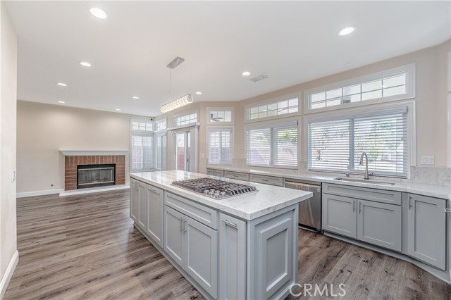 Detail Gallery Image 14 of 38 For 429 Somerset Cir, Corona,  CA 92879 - 4 Beds | 3 Baths