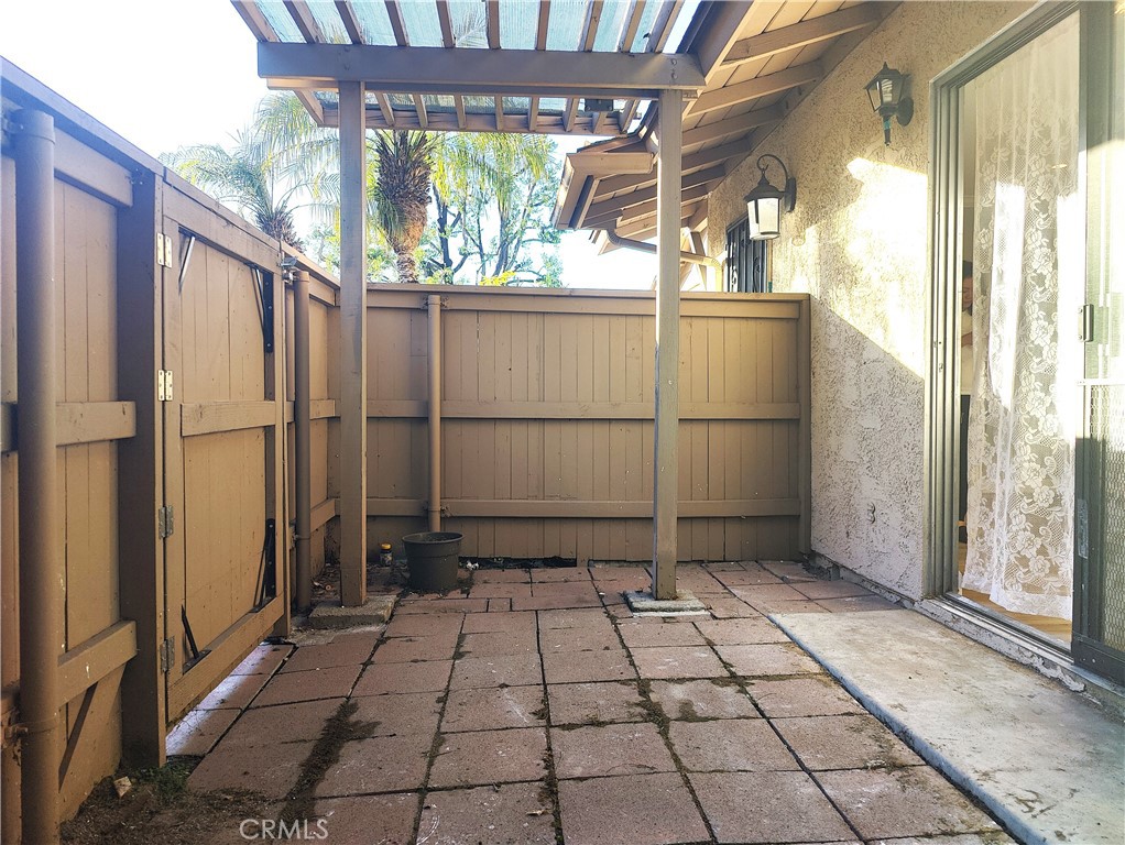 https://media.crmls.org/medias/b687acec-ee61-428e-bbbe-59391e23f33f.jpg?preset=X-Large