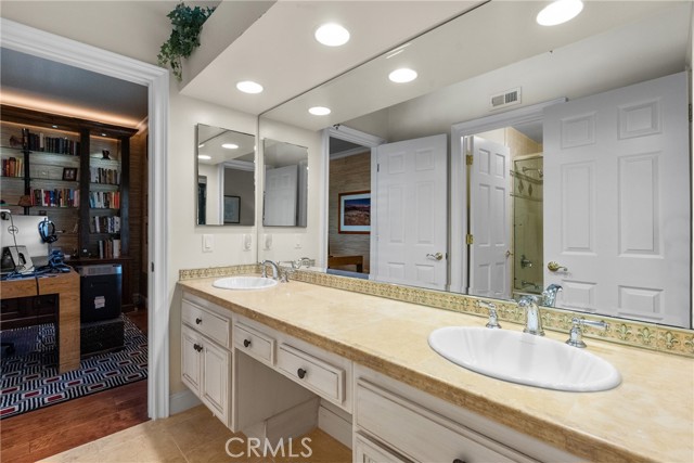 19222 Mayall Street, Northridge CA: https://media.crmls.org/medias/b6881c91-8f8a-4ad3-8108-1f4efac2648e.jpg