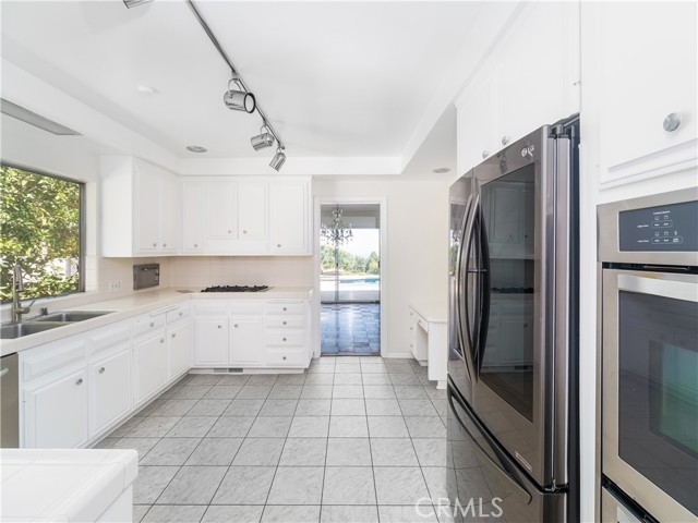 20193 Adele Drive, Woodland Hills CA: https://media.crmls.org/medias/b6882f2b-e2f9-40f0-9d4d-bd3d24e94df2.jpg