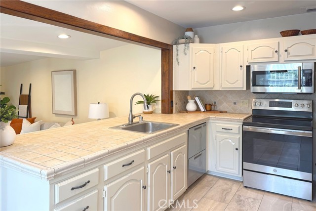 406 University Avenue, Burbank CA: https://media.crmls.org/medias/b6895e91-382f-4c98-b304-3c5c2c02c02e.jpg