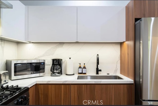 Detail Gallery Image 13 of 25 For 12134 Clarkson Rd, Los Angeles,  CA 90064 - 2 Beds | 3/1 Baths