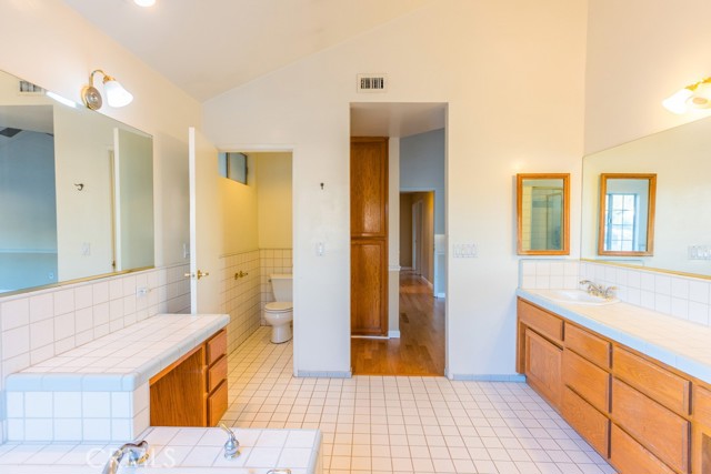 Detail Gallery Image 39 of 66 For 23132 Posada, Valencia,  CA 91354 - 5 Beds | 3 Baths