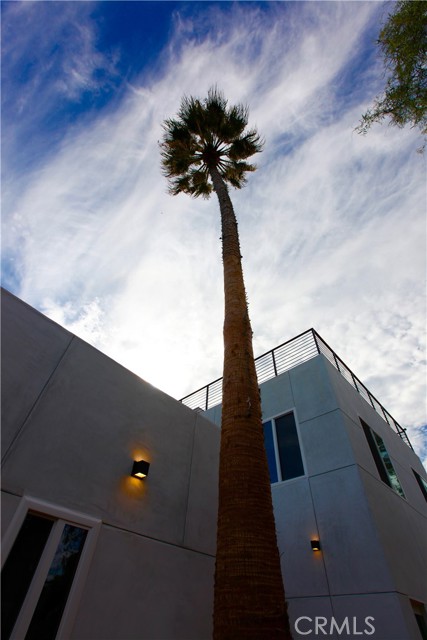 1220 Thorn W, San Diego CA: https://media.crmls.org/medias/b68c387d-ca88-4276-a989-b001eec763d3.jpg