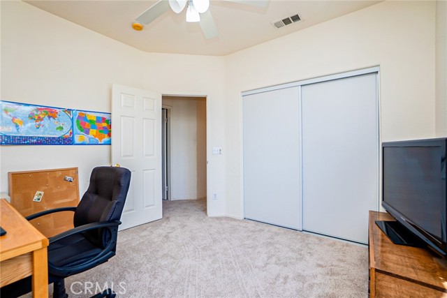 15138 Holiday Drive, Fontana CA: https://media.crmls.org/medias/b6926250-fb44-445c-b5d3-8ce8fbb34b00.jpg