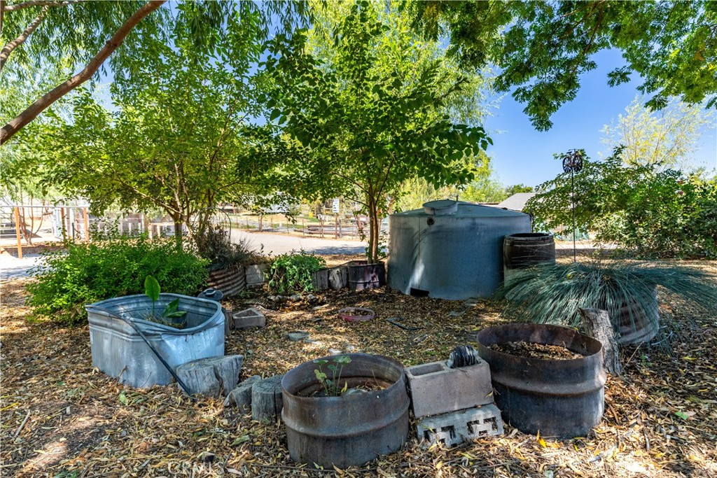 https://media.crmls.org/medias/b693f278-8d23-4471-9c08-6ab32395d7d2.jpg?preset=X-Large