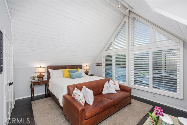 4323 Laurelgrove Avenue, Studio City CA: https://media.crmls.org/medias/b6949bd9-fc4f-4e59-9b99-c2755248c65d.jpg