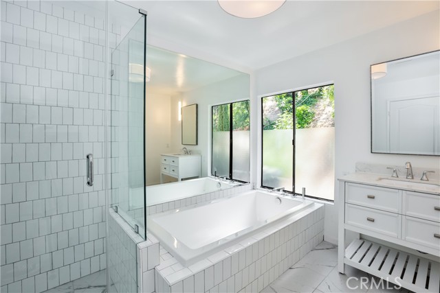 Detail Gallery Image 19 of 27 For 5219 San Feliciano Dr, Woodland Hills,  CA 91364 - 6 Beds | 4 Baths
