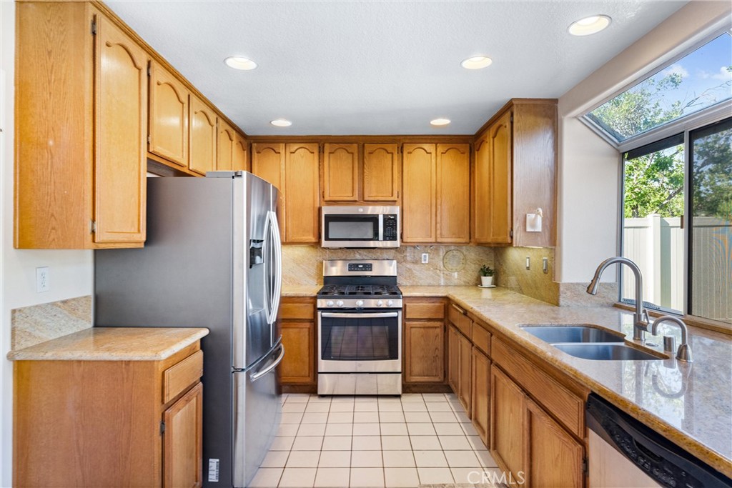 https://media.crmls.org/medias/b695698d-46e5-476f-bd1d-2d0075ade8d8.jpg?preset=X-Large