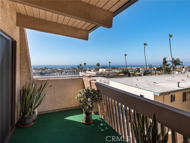 960 1st Street, Hermosa Beach, California 90254, 2 Bedrooms Bedrooms, ,2 BathroomsBathrooms,Residential,Sold,1st,SB22210479