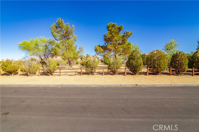 59019 Pueblo Trail, Yucca Valley CA: https://media.crmls.org/medias/b69aaeb4-e480-435d-9ddd-bf63681ad405.jpg
