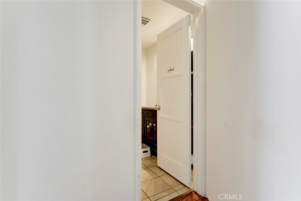 https://media.crmls.org/medias/b69ab3b1-4fd5-4d81-8921-321749452d78.jpg?preset=X-Large
