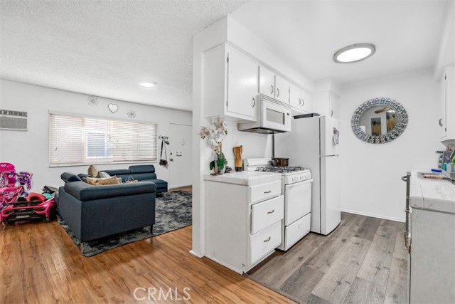 6640 Darby Avenue, Reseda CA: https://media.crmls.org/medias/b69b3030-92f5-4ea7-93c6-a9789ee2ff27.jpg