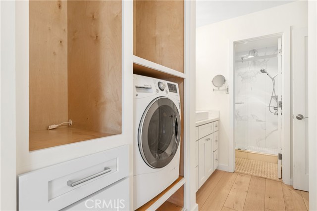 Image 23 of 33 For 5257 Radford Ave  101