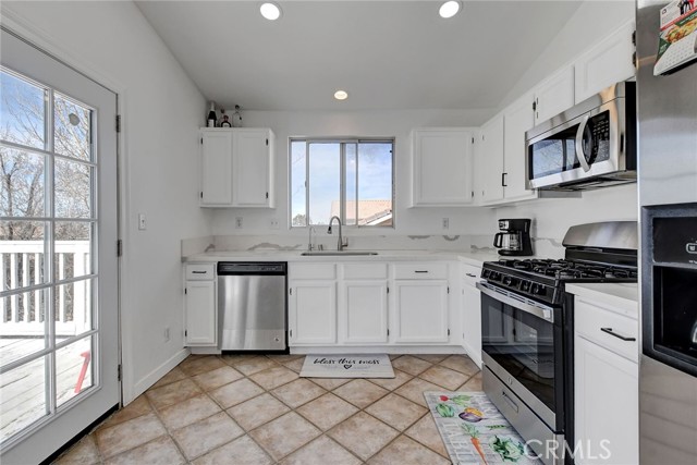 Detail Gallery Image 14 of 74 For 36915 Firethorn St, Palmdale,  CA 93550 - 4 Beds | 2/1 Baths