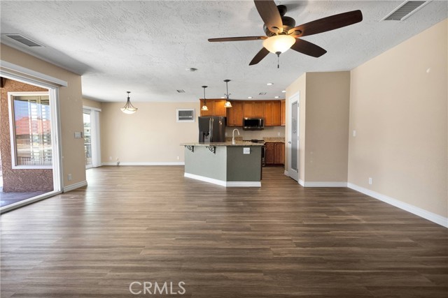 13435 Spring Valley, Victorville CA: https://media.crmls.org/medias/b69cf445-2133-409e-bddc-409d89d2bab0.jpg