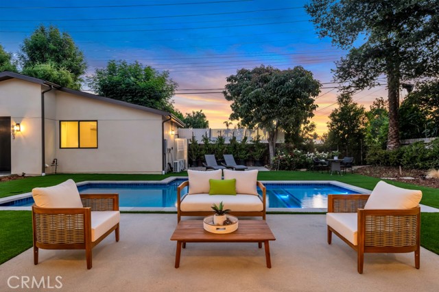 Detail Gallery Image 12 of 46 For 4801 Abbeyville Ave, Woodland Hills,  CA 91364 - 5 Beds | 5/2 Baths