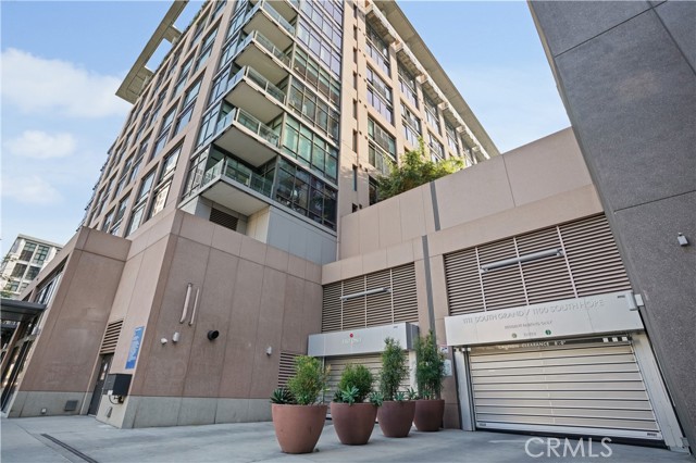 1111 S Grand Avenue, Los Angeles CA: https://media.crmls.org/medias/b69e0bff-e8a5-47ea-87fe-09e0650fbd76.jpg