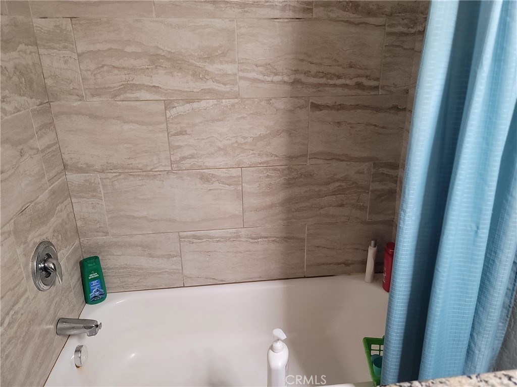 https://media.crmls.org/medias/b69f4374-78be-41d3-8bc5-f02b3567124c.jpg?preset=X-Large