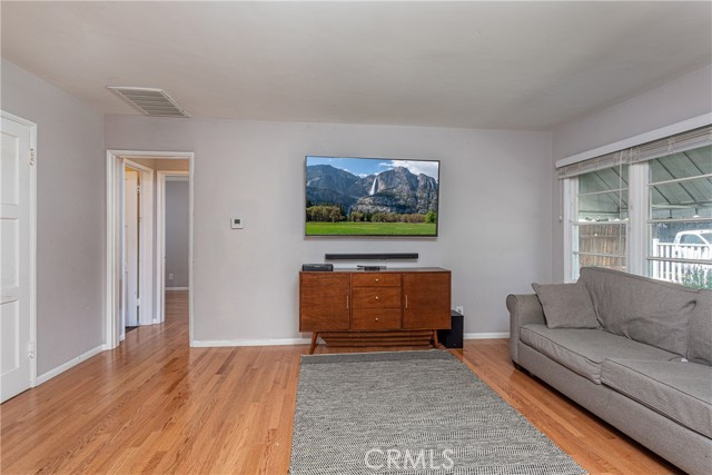 6851 Lubao Avenue, Winnetka CA: https://media.crmls.org/medias/b69f7497-6768-453c-9104-d8de256af84f.jpg