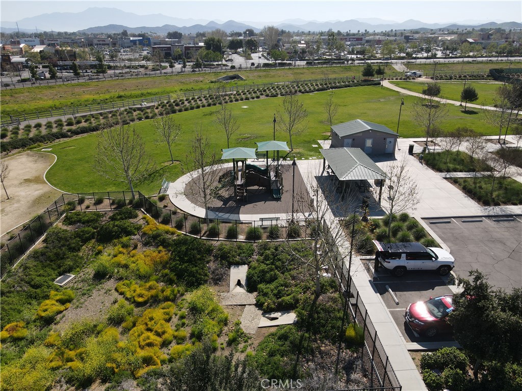 https://media.crmls.org/medias/b6a458e4-1333-4a50-bf37-dd40f0204025.jpg?preset=X-Large