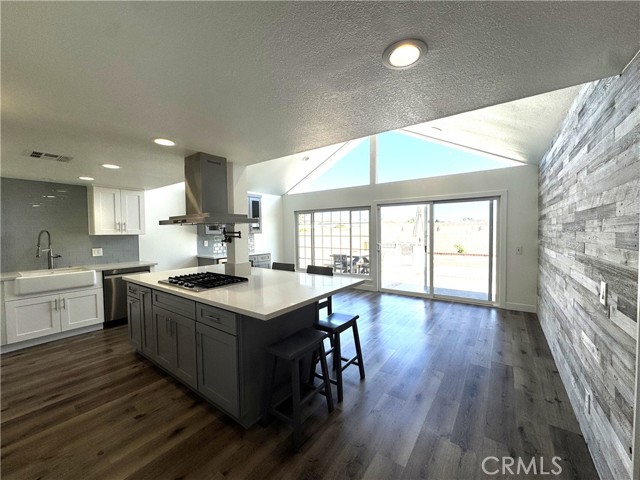 4393 Via Majorca, Cypress CA: https://media.crmls.org/medias/b6a88d7c-a0cf-492d-84a1-12e4b1cd3c7f.jpg