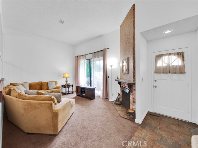 Detail Gallery Image 3 of 31 For 18425 Saticoy St #1,  Reseda,  CA 91335 - 3 Beds | 2/1 Baths