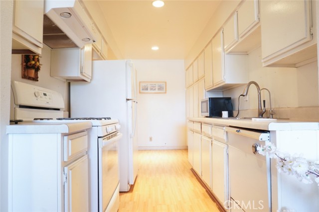570 W Stocker Street, Glendale CA: https://media.crmls.org/medias/b6af973f-fc63-4a3f-9263-01ca28119cab.jpg