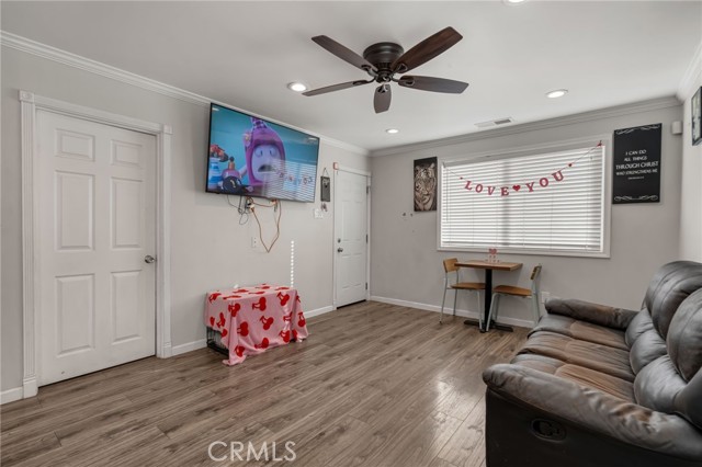 289 E Heath, Long Beach CA: https://media.crmls.org/medias/b6b1ff89-65ef-4c6b-9987-e4ce78062437.jpg